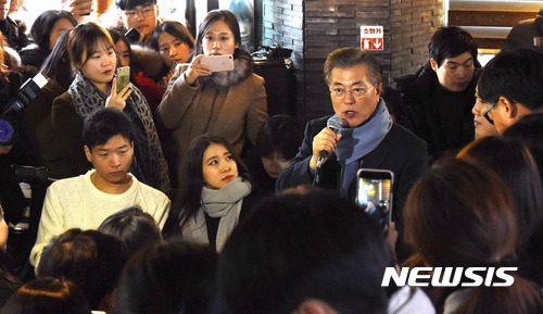 문재인 대전. 문재인 전 민주당 대표가 오늘(28일) 대전 유성구 한 카페에서 '대전지역 대학생과 함께하는 시국대화'를 열고 있다. /사진=뉴시스