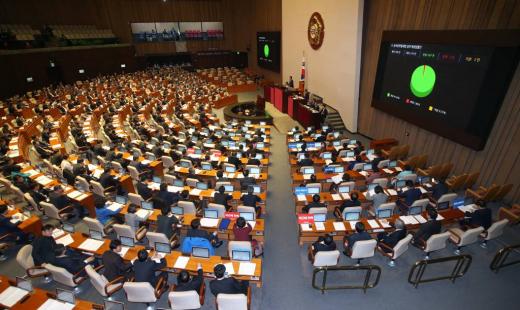 2일 밤 서울 여의도 국회에서 400조원 규모의 내년도 예산안 등의 처리를 위한 본회의가 진행되고 있다. 이번 예산안은 6개월의 대장정을 거쳐 법정시한내 처리됐다. /사진=머니투데이DB