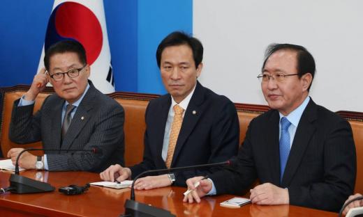박지원 국민의당, 우상호 더불어민주당, 노회찬 정의당 등 야3당 원내대표가 2일 오전 서울 여의도 국회 더불어민주당 원내대표실에서 탄핵안 처리 논의를 위한 회동을 하고 있다. /사진=머니투데이DB