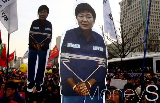 [머니S포토] 절정에 다다른 촛불민심, 수감자로 변한 박근혜