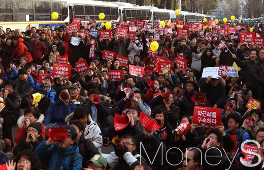 [머니S포토] 제6차 촛불집회, 국민의 소리 청와대까지 닿아라!