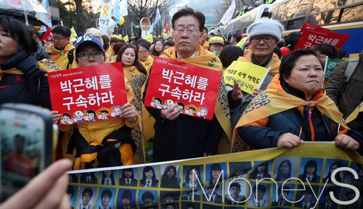 [머니S포토] 청와대 진격 이재명, '풀리지 않은 7시간, 세월호 속 아이들만 생각하면…'