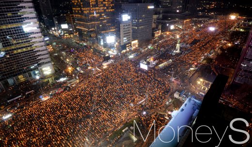 [머니S포토] 제6차 촛불집회, '촛불로 밝힌 광화문거리'