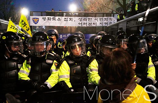 [머니S포토]  제6차 촛불집회, 자식 같은 의경들과 대치한 한 시민