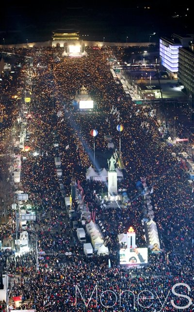 박근혜 대통령 퇴진을 요구하는 제6차 촛불집회가 3일 서울 광화문 광장에서 개최된 가운데 집회에 참석한 국민들이 촛불을 밝히고 있다. /사진=사진공동취재단