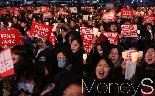 박근혜 대통령 퇴진을 요구하는 제6차 촛불집회가 3일 서울 광화문광장에서 개최된 가운데 집회에 참석한 국민이 촛불을 밝히고 있다. /사진=사진공동취재단