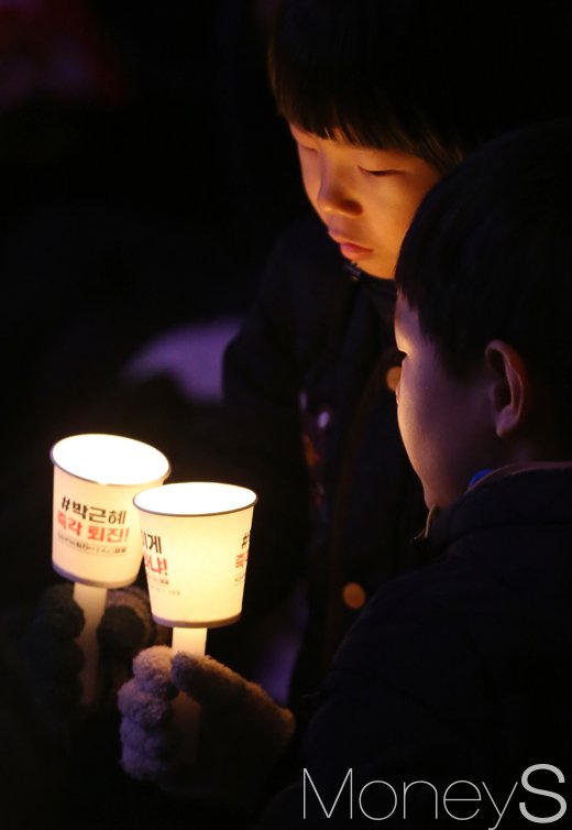[머니S포토] 고사리 같은 손으로 밝히는 촛불 '박근혜 즉각퇴진'