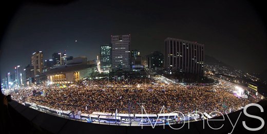 [머니S포토] 제6차 촛불집회, 난세정국 대변하는 풍경