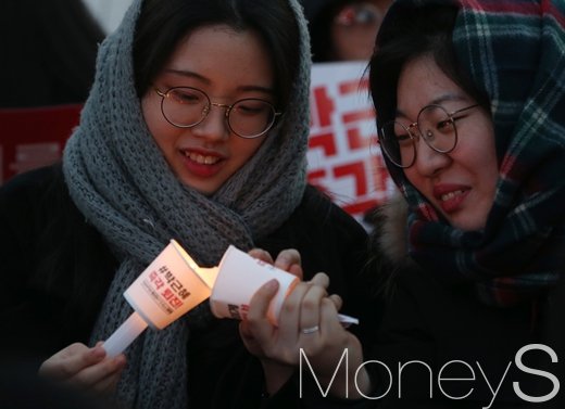 [머니S포토] '한마음 한뜻' 서로 나누는 촛불