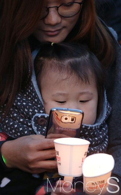 [머니S포토] 아기 손에도 들린 촛대… 한마음으로 참여하는 촛불집회