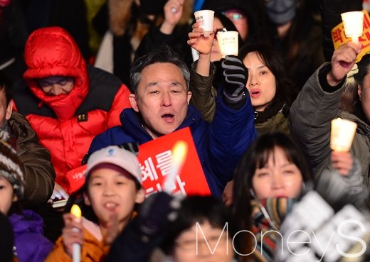 청와대 앞 100m까지 12월 3일 촛불집회. 박근혜 대통령 퇴진을 요구하는 제6차 촛불집회가 3일 서울 광화문광장에서 개최된 가운데 표창원 더불어민주당 의원(가운데)이  국민들과 함께 촛불을 밝히고 있다. /사진=사진공동취재단