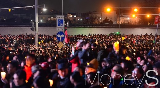 [머니S포토] 광화문거리 가득 메운 촛불 행렬