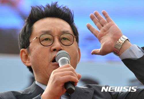 윤창중 보수집회 참석. 제6차 촛불집회를 앞두고 있는 3일 오후 서울 중구 동대문디자인플라자(DDP) 앞에서 박사모 등 보수시민단체가 주최한 박근혜 대통령 퇴진 반대 집회에서 윤창중 전 청와대 대변인이 참석해 발언하고 있다. /사진=뉴시스 김선웅 기자