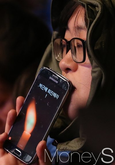 [머니S포토] '박근혜 퇴진해라!' 휴대폰까지 등장한 촛불집회