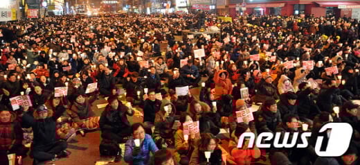 3일 강원도 춘천시 석사동 김진태 국회의원 사무실 앞에서 열린 박근혜 즉각 퇴진 강원시국대회에서 시민들이 촛불과 피켓을 들며 구호를 외치고 있다. 2016.12.3/뉴스1 © News1 박하림 기자