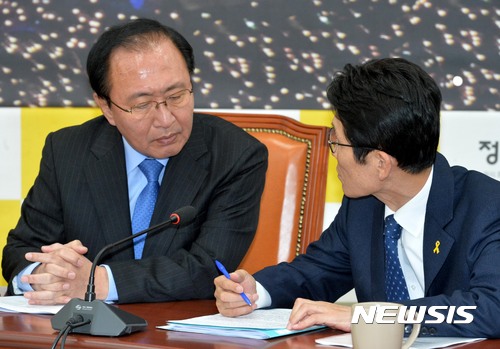 통진당 해산. 이정희 기자회견. 노회찬 정의당 원내대표(왼쪽)가 오늘(5일) 국회에서 열린 상무위원회의에 참석하고 있다. /사진=뉴시스
