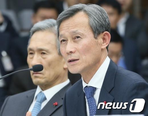차은택 보안 손님. 이영석 청와대 경호실 차장이 어제(5일) 국회에서 열린 '박근혜정부의 최순실 등 민간인에 의한 국정농단 의혹사건 진상규명을 위한 국정조사' 기관보고에서 의원들의 질의에 답변하고 있다. /사진=뉴스1