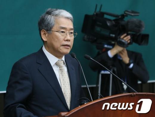박근혜 4차 담화. 김동철 국민의당 비상대책위원장이 오늘(6일) 서울 여의도 국회에서 열린 의원총회에서 모두 발언을 하고 있다. /사진=뉴스1