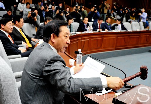 김성태 의원. 김성태 새누리당 의원이 지난달 국회에서 열린 '박근혜정부의 최순실 등 민간인에 의한 국정농단 의혹사건 진상규명을 위한 국정조사특별위원회' 전체회의에 참석하고 있다. /사진=임한별 기자