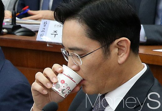 6일 '박근혜 정부의 최순실 등 민간인에 의한 국정농단 의혹사건 진상규명을 위한 국정조사 특별위원회' 청문회가 국회에서 열린 가운데 이재용 삼성 부회장이 물을 마시고 있다. /사진=사진공동취재기자단