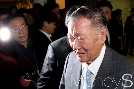 [머니S포토] 현대차 정몽구 회장, '카메라 플래쉬에 깜짝'
