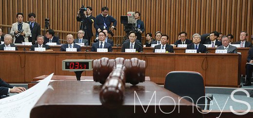 박근혜·최순실 게이트 관련 의혹을 규명하기 위한 국회 최순실 국정조사 청문회가 6일 국회에서 열린 가운데 한국을 대표하는 9명의 재벌총수들이 증인으로 출석했다. /사진=사진공동취재기자단