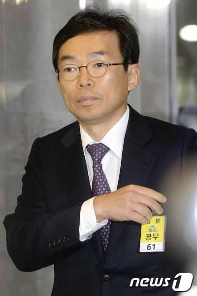 이승철 전경련 부회장이 오늘(6일) 국회 '박근혜정부의 최순실 등 민간인에 의한 국정농단 의혹사건 진상규명을 위한 국정조사' 청문회에 출석하기 위해 국회에 도착하고 있다. /사진=뉴스1