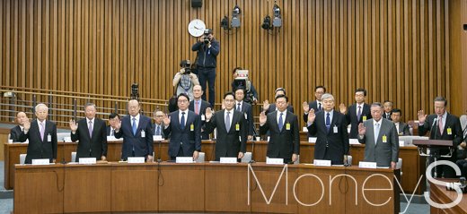 청문회 일정. 8대 기업 총수 등이 오늘(6일) 국회에서 열린 '박근혜정부의 최순실 등 민간인에 의한 국정농단 의혹사건 진상규명을 위한 국정조사 특별위원회' 1차 청문회에 증인으로 출석해 선서를 하고 있다. /사진=사진공동취재단