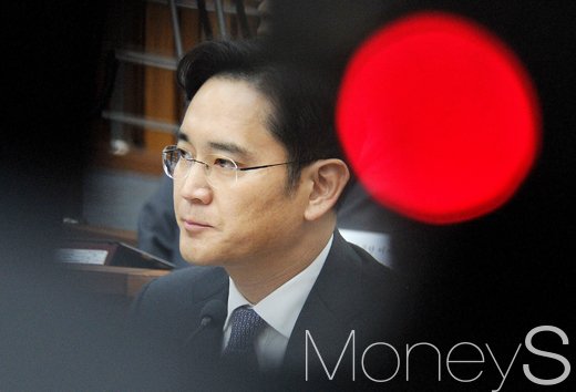 이재용 삼성전자 부회장이 6일 국회 최순실 국정조사 청문회에 증인으로 출석해 의원들의 질의를 듣고 있다. /사진=사진공동취재단