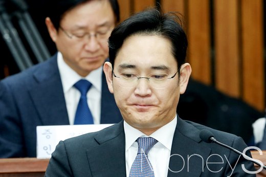 6일 국회에서 열린 최순실 국정조사 청문회에 증인으로 참석한 이재용 삼성전자 부회장이 무거운 표정을 짓고 있다. /사진=사진공동취재단
