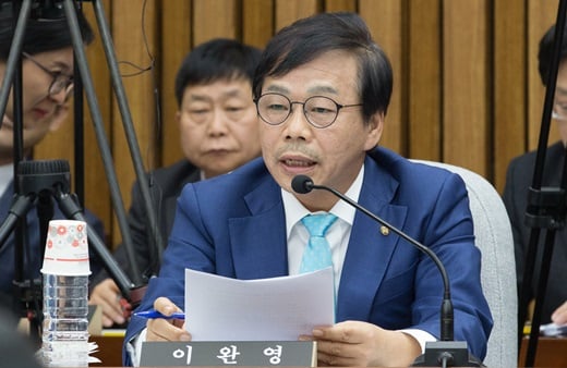 6일 국회에서 열린 최순실 국정조사 청문회에서 특위 여당 간사인 이완영 새누리당 의원이 질의하고 있다. /사진=사진공동취재단