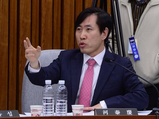 새누리당 하태경 의원이 6일 서울 여의도 국회에서 열린 박근혜 정부의 최순실 등 민간인에 의한 국정농단 의혹 사건 진상 규명을 위한 국정조사 특별위원회에서 질의하고 있다. /사진=뉴시스