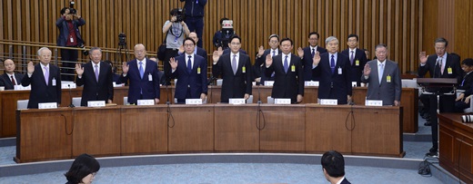 6일 국회에서 열린 최순실 국정조사 청문회에서 증인으로 출석한 재벌총수 9명이 증인선서를 하고 있다. /사진=사진공동취재단