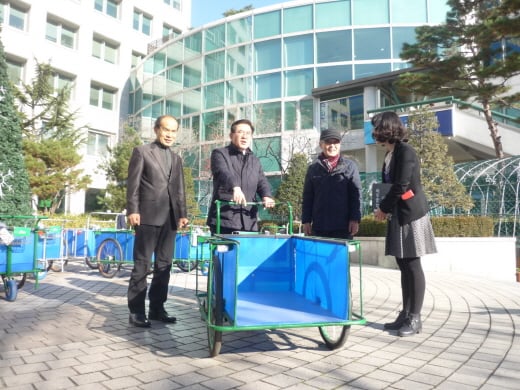 유덕열 동대문구청장(왼쪽 두 번째)이 사랑의손수레를 확인하고 있다. /사진제공=사랑의자전거