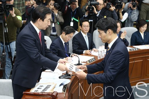 [머니S포토] 동행명령장 전달하는 김성태, 