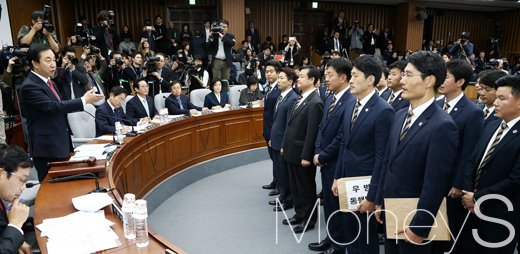 [머니S포토] 김성태 국조특위 위원장, 국회 경위들에게 동행명령장 전하다