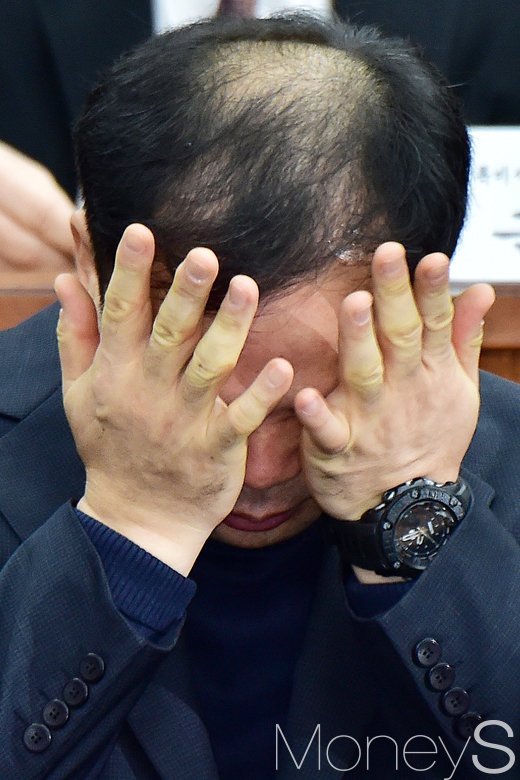 [머니S포토] 어딘가 불편한 김종