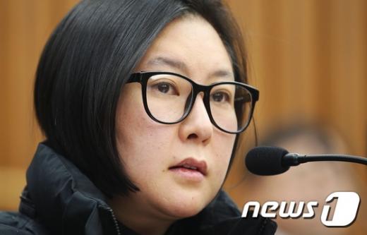안민석 장시호. 장시호씨가 오늘(7일) 국회에서 열린 박근혜정부의 최순실 등 민간인에 의한 국정농단 의혹사건 진상규명을 위한 국정조사 특별위원회 2차 청문회에 증인으로 출석했다. /사진=뉴스1