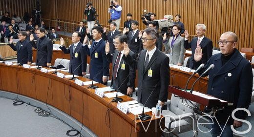 3차 청문회. 국회 박근혜정부의 최순실 등 민간인에 의한 국정농단 의혹사건 진상규명을 위한 국정조사 특별위원회 2차 청문회가 오늘(7일) 국회에서 열린 가운데 증인들이 선서를 하고 있다. /사진=사진공동취재단
