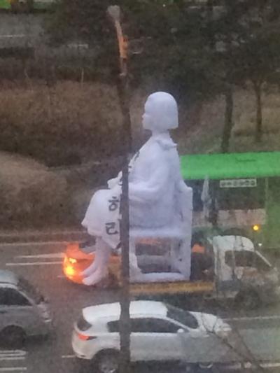 일왕 생일파티. 일왕 생일파티가 오늘(8일) 열린 가운데, '평화의 소녀상'을 닮은 '탄핵 소녀상'이 한 트럭에 실려 서울 영등포구 국회로 향하고 있다. /사진=독자 제공