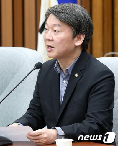 박근혜 탄핵안 표결. 가결. 안철수 전 국민의당 공동대표가 어제(8일) 국회에서 열린 의원총회에서 모두발언을 하고 있다. /사진=뉴스1