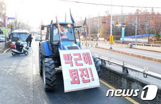 수원 1번 국도. 전국농민회총연맹 전봉준투쟁단 트랙터가 오늘(9일) 경기도 수원시 장안구 수원종합운동장 인근에서 박근혜 대통령 탄핵소추안 표결이 열리는 서울 영등포구 국회로 향하고 있다. /사진=뉴스1