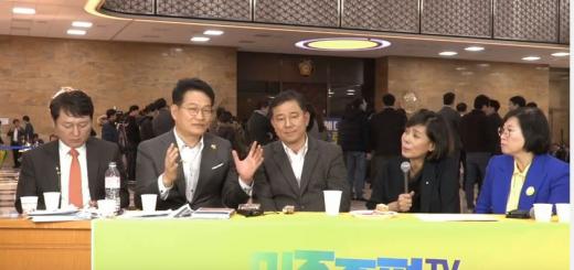 송영길 변기 일화. 송영길 민주당 의원(왼쪽 2번째)이 8일 민주당의 '민주종편TV 생중계'에 출연해 박근혜 대통령의 변기 교체 일화를 소개하고 있다. /사진=유튜브 캡처