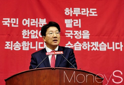 권성동 국회의원. 권성동 새누리당 의원이 오늘(9일) 국회에서 열린 의원총회에서 공개 발언을 하고 있다. /사진=임한별 기자