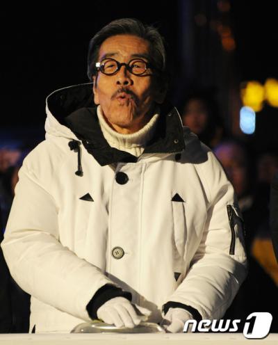 탄핵 운명의 날. 소설가 이외수가 지난해 12월 강원 화천군에서 열린 선등거리 점등식에 참석하고 있다. /사진=뉴스1