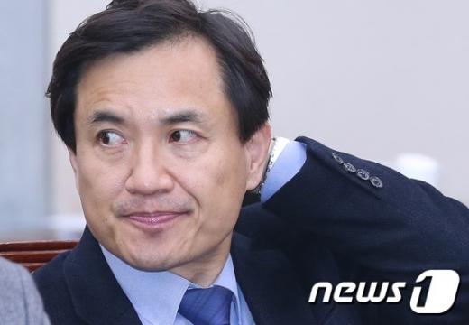 박근혜 탄핵. 김진태 새누리당 의원이 지난 7일 국회에서 열린 법제사법위원회 전체회의에서 생각에 잠겨 있다. /사진=뉴스1