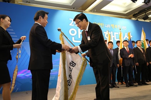 박윤식 한화손해보험 대표이사(앞줄 오른쪽)가 9일 서울 용산 백범김구기념관에서 열린 ‘2016 안전문화대상’ 시상식에서 민간기업 부문 대상 표창장을 수여받았다. /사진=한화손해보험