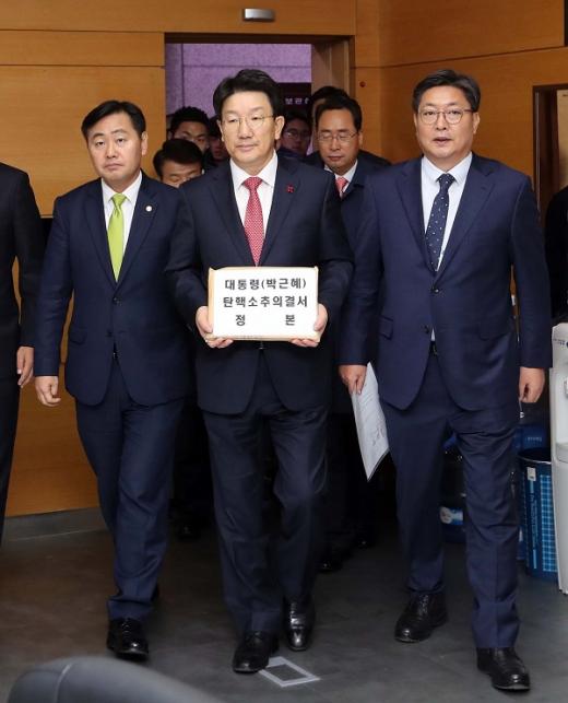 박근혜 대통령의 탄핵안이 가결된 9일 오후 서울 종로구 헌법재판소로 권성동 국회 법제사법위원장(가운데)과 김관영 국민의당 의원, 권 의원, 이춘석 더불어민주당 의원(왼쪽부터) 등이 탄핵소추의결서 정본을 가지고 들어서고 있다. /사진=뉴시스
