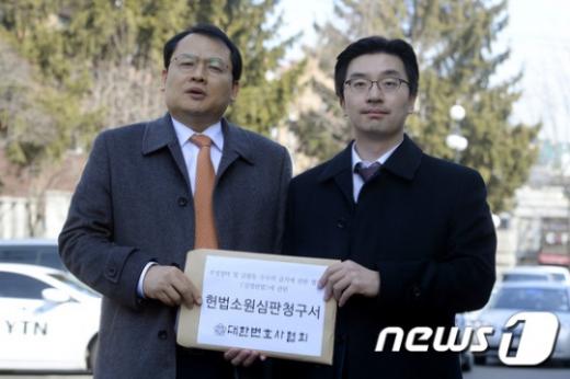 강신업 대한변호사협회 공보이사(왼쪽)와 채명성 전 법제이사./사진=뉴스1DB