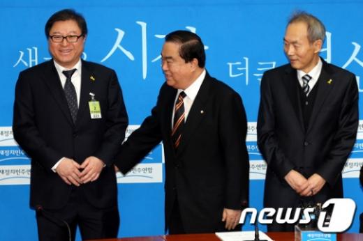 조대환 신임 청와대 민정수석(왼쪽). 사진은 문희상 새정치민주연합 비상대책위원장이 지난해 27일 서울 여의도 국회 당대표실을 찾아 조대환 당시 세월호 특별조사위 부위원장과 대화하는 모습./사진=뉴스1